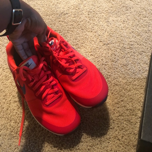 Nike 8.5 women’s sneakers - Picture 1 of 3